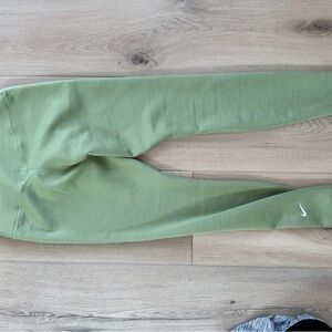 Women’s Nike Thermafit thermal tight size medium brand new and never used